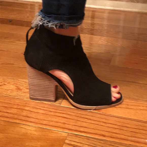 Vince Camuto open toed block heel - Picture 6 of 8